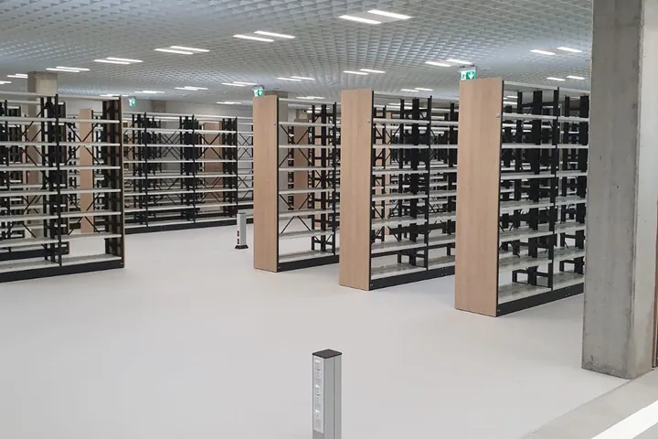 Bibliotekshyllor i en modern lokal