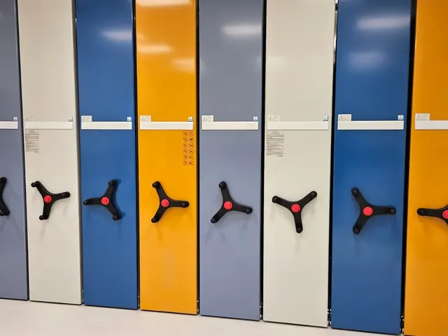Färgade fronter på mobila hyllsystem