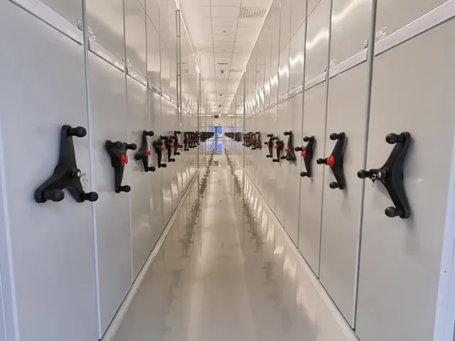 Lång rad med vita mobila hyllsystem