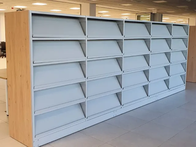 Låga bibliotekshyllor i en ljus lokal